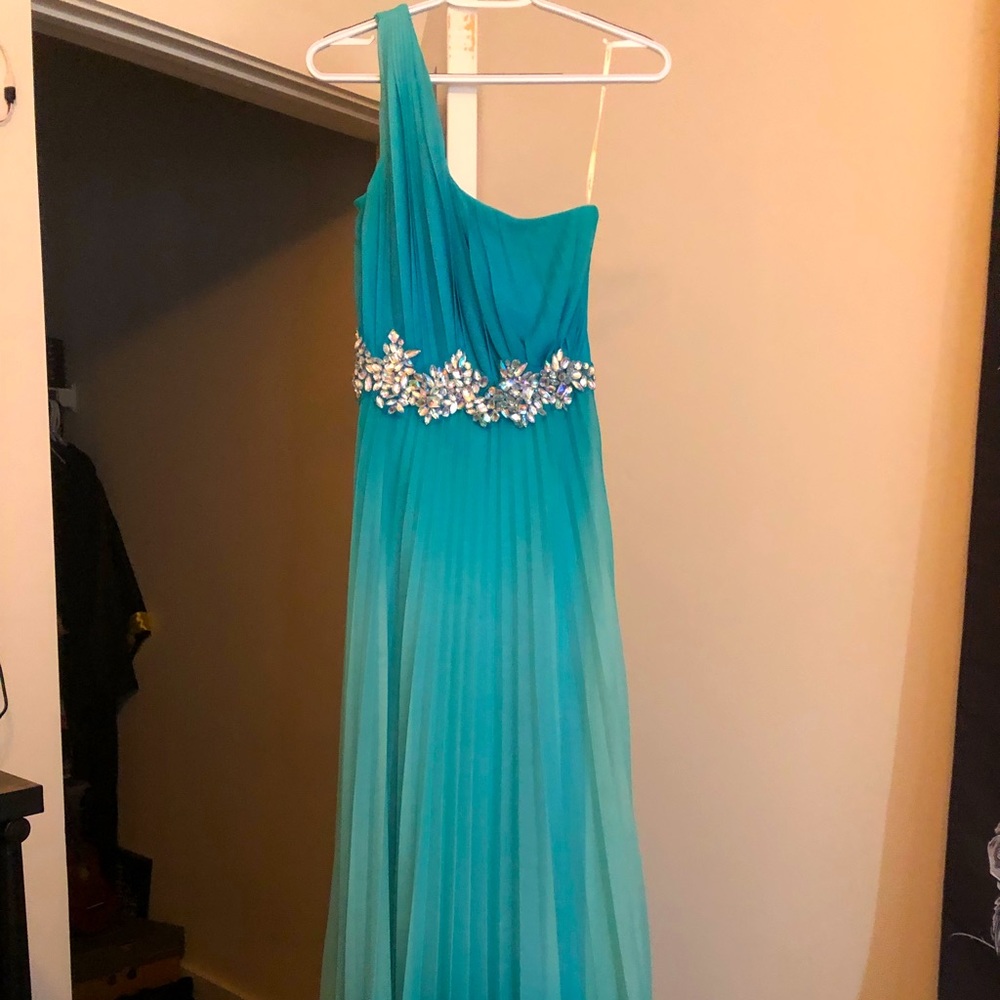 Like new prom dress, perfect for formal events!!